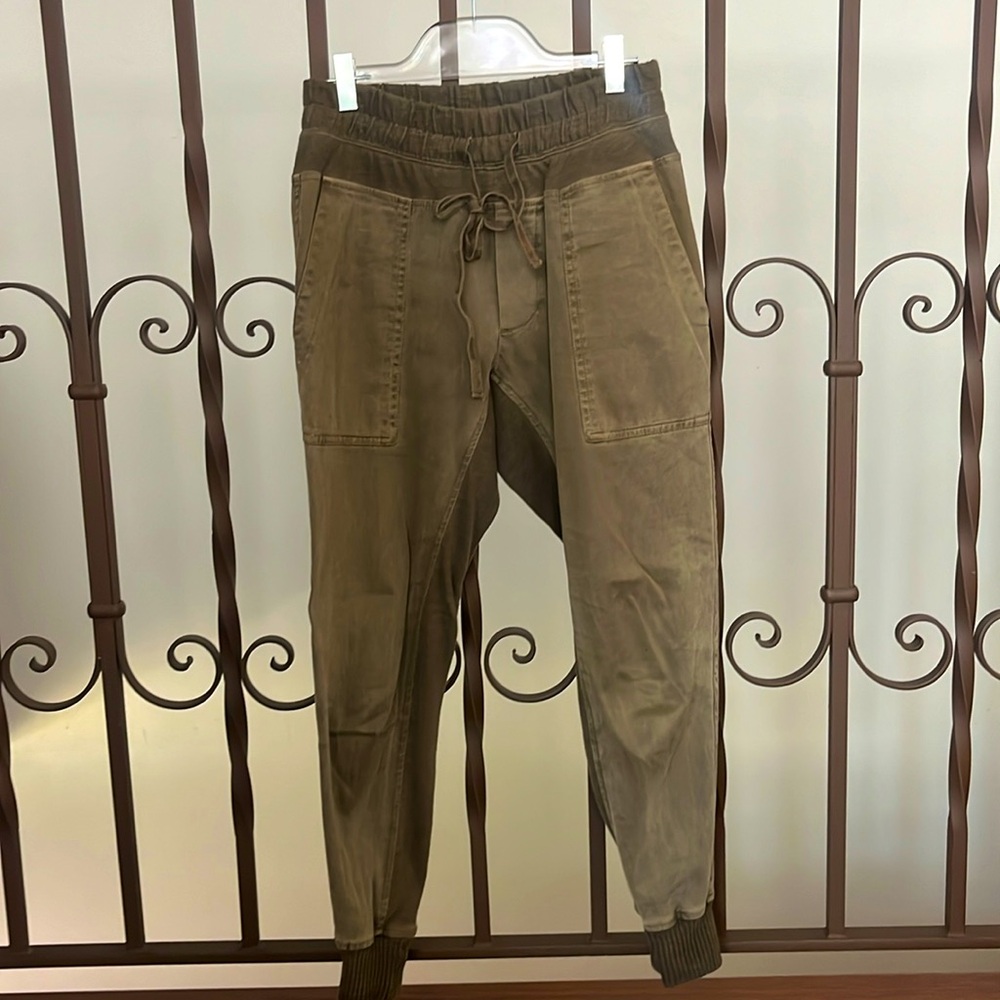 James Perse mixed media pant size 0 excellent condition. Khaki/army green color